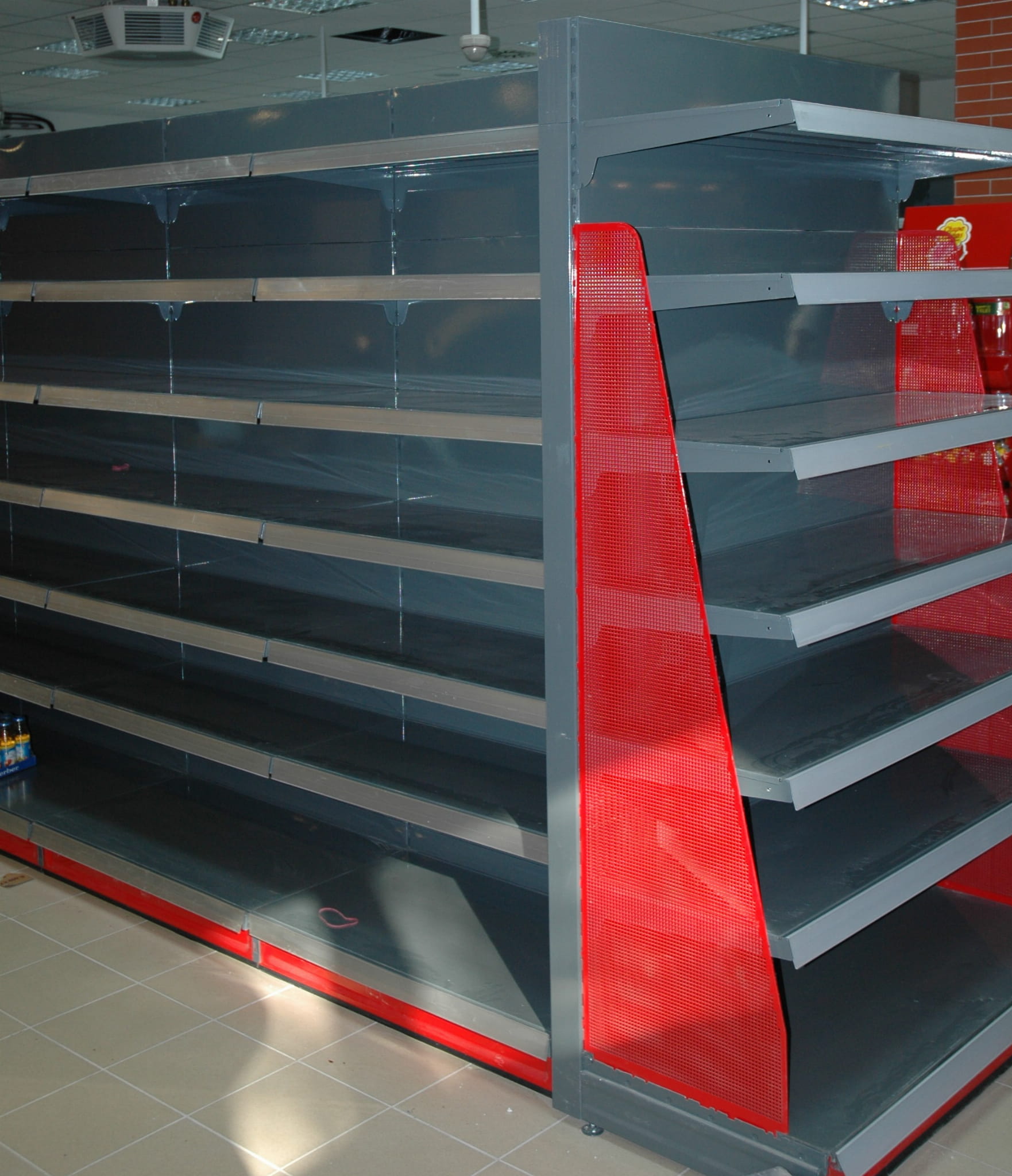 Regał  metalowy jednostronny, przyścienny (pełne półki i plecy) - używane AP