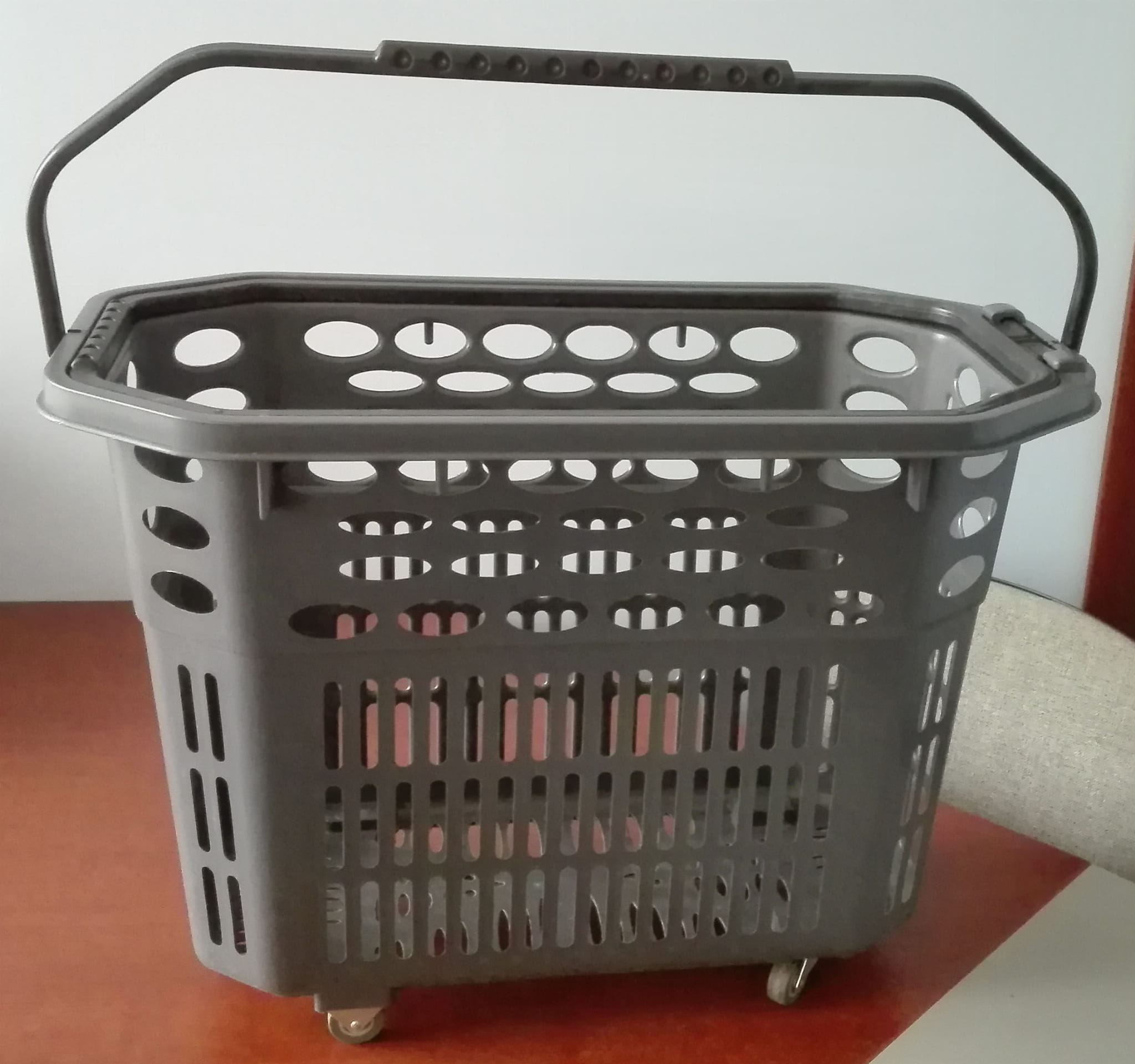 Koszyk sklepowy 52 litry na kółkach, z rączkami