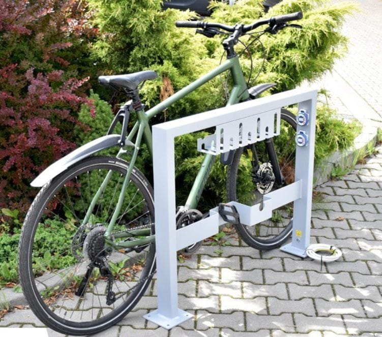 Stojak rowerowy U-17 ze stacją ładowania rowerów elektrycznych ze stali nierdzewnej + miejsce na zasilacz 