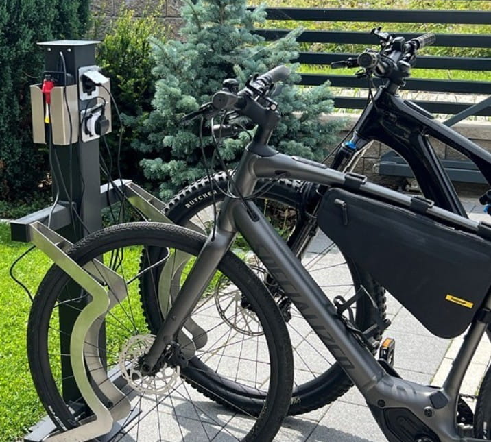 Stojak na 2 rowery "Orion II" ze stacją ładowania rowerów elektrycznych stal ocynkowana i malowana