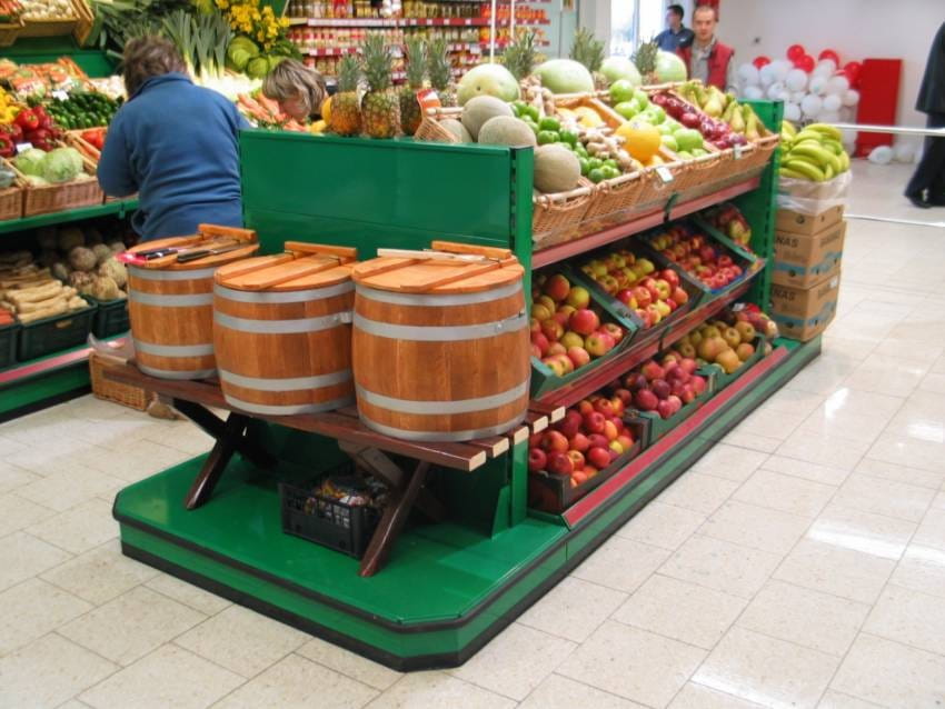 Wyspa na owoce i warzywa na bazie regału typu gondola VK 2m + końcówka promocyjna + stolik pod wagę